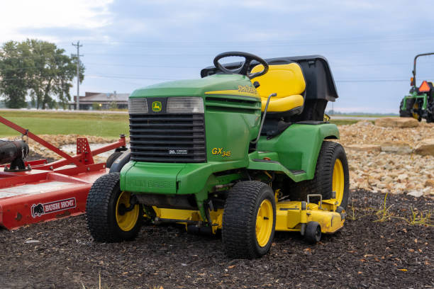 газонокосилка john deer на ферме - john deer стоковые фото и изображения