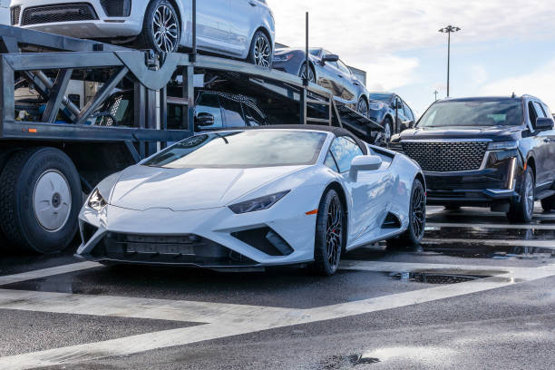 lamborghini aventodor przemierza ciężarówkę - car transporter zdjęcia i obrazy z banku zdjęć