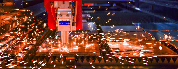 máquina de corte a laser enquanto corta a chapa metálica com a luz de faísca - control panel factory control machine - fotografias e filmes do acervo