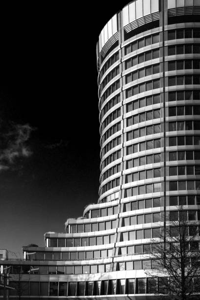 der moderne runde büroturm der bank für internationalen zahlungsausgleich bis in der stadt basel - round bale stock-fotos und bilder