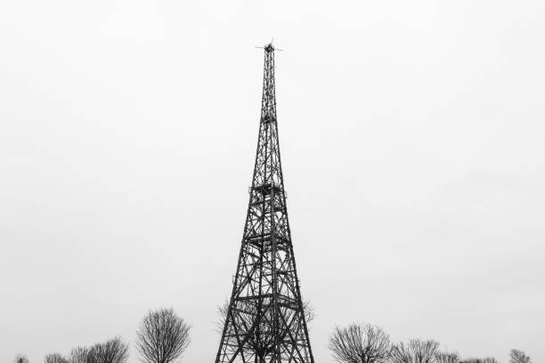 a torre da antena wodden da estação de rádio a partir do meio da década de 1930. torre de transmissão (uma das mais altas construções de madeira do mundo). - the mall audio - fotografias e filmes do acervo