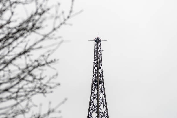 a torre da antena wodden da estação de rádio a partir do meio da década de 1930. torre de transmissão (uma das mais altas construções de madeira do mundo). - the mall audio - fotografias e filmes do acervo