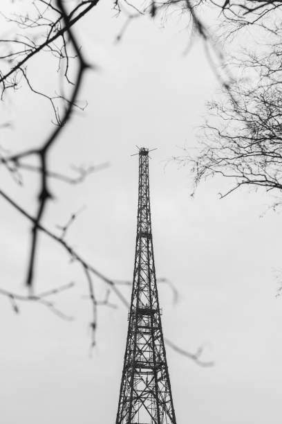 la tour d’antenne wodden de la station de radio à partir du milieu des années 1930. tour de transmission (l’une des plus hautes constructions en bois du monde). - the mall audio photos et images de collection