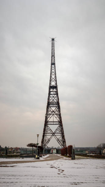 la tour d’antenne wodden de la station de radio à partir du milieu des années 1930. tour de transmission (l’une des plus hautes constructions en bois du monde). - the mall audio photos et images de collection