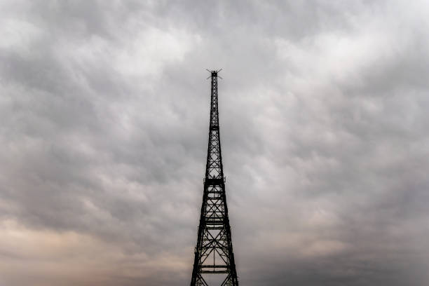 la tour d’antenne wodden de la station de radio à partir du milieu des années 1930. tour de transmission (l’une des plus hautes constructions en bois du monde). - the mall audio photos et images de collection