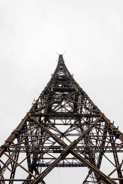 a torre da antena wodden da estação de rádio a partir do meio da década de 1930. torre de transmissão (uma das mais altas construções de madeira do mundo). - the mall audio - fotografias e filmes do acervo