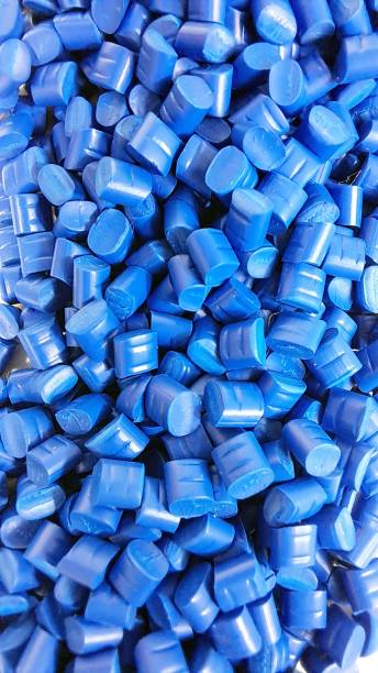 プラスチックポリマー顆粒の接写背景色青 ストックフォト
