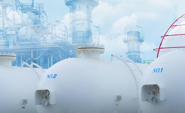 Hydrogen power plant. H2 fuel storage tank with power plant background. Sustainable energy. Net zero emissions by 2050. Clean energy. Industrial gas storage tank. H2 generates electricity and heat. central eléctrica de hidrógeno. tanque de almacenamiento de combustible h2 con fondo de planta de energía. energía sostenible. emisiones netas cero para 2050. energía limpia. tanque de almacenamiento de gas industrial. h2 genera electricidad y calor.