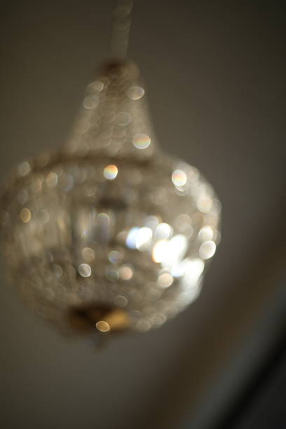 lámpara de cristal borrosa bokeh fuera de foco. fondo glamuroso con espacio de copia. - 13576 fotografías e imágenes de stock