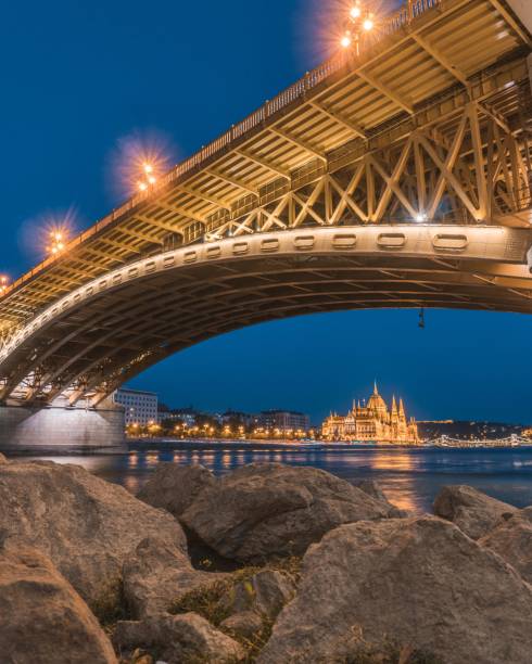 hermosa vista del puente margit con luces en budapest, hungría por la noche - margit bridge fotos fotografías e imágenes de stock