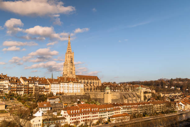 catedral de berna y el río con tejados de la ciudad - berne berne canton roof cityscape fotografías e imágenes de stock