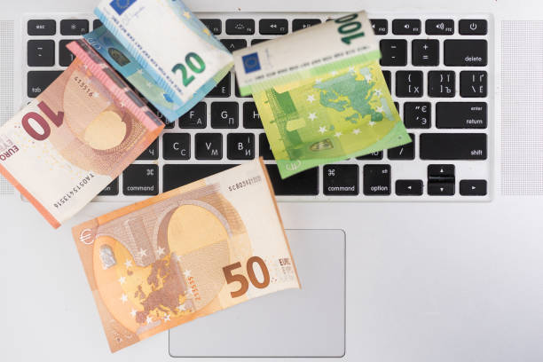 nosotros hundred dollar bills en computadora teclado blanco moderno. - euro symbol currency internet computer keyboard fotografías e imágenes de stock