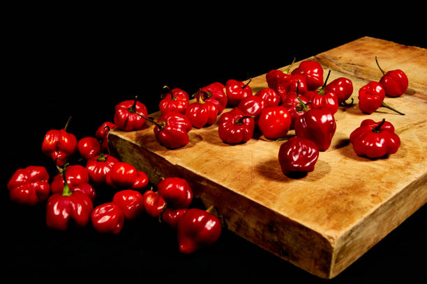 gros plan du rabatteur habanero chili sur une table découpée et fond noir - tout photos et images de collection