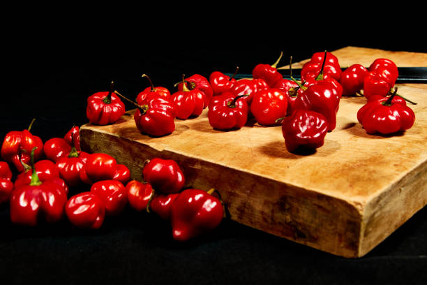 gros plan du rabatteur habanero chili sur une table découpée et fond noir - tout photos et images de collection