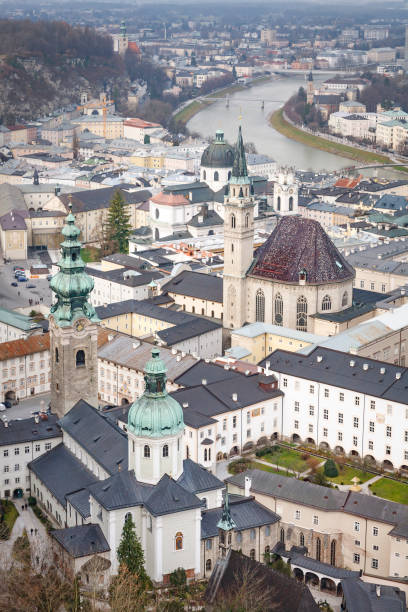 salzburger innenstadt mit historischen kirchen. salzburg, österreich - kollegienkirche stock-fotos und bilder