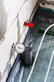 an-die-wasserleitung-angeschlossenes-manometer-zur-druckmessung.jpg?b=1&s=170x170&k=20&c=-JdY3BuPN6lBBBAbfR3OSWS3xKPrBDk5EmtZp22FxbA=