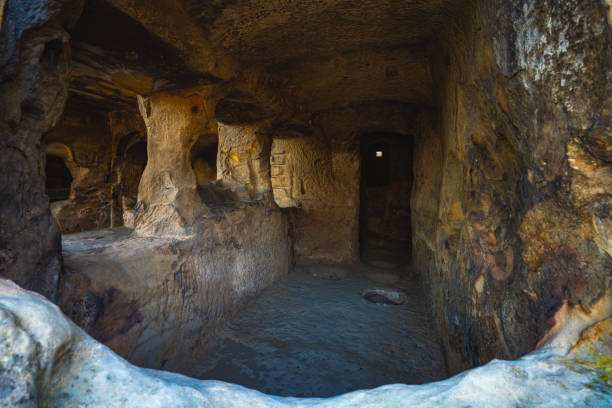 starożytny winesellar w kompleksie jaskiń uplistsiche. gori, gruzja - civilization zdjęcia i obrazy z banku zdjęć