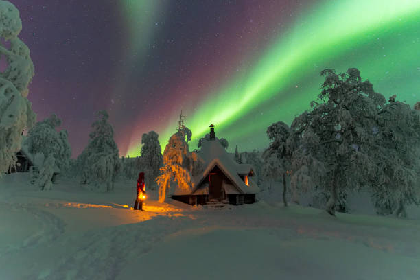 auroras boreales sobre cabaña de madera - cabin snow finland lapland fotografías e imágenes de stock