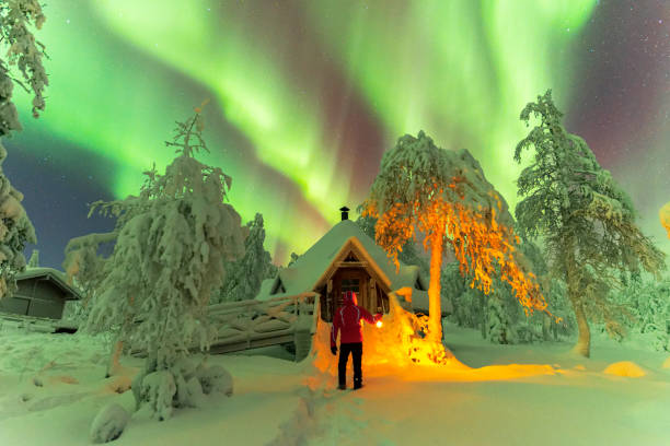 refugio de montaña bajo la aurora boreal - cabin snow finland lapland fotografías e imágenes de stock