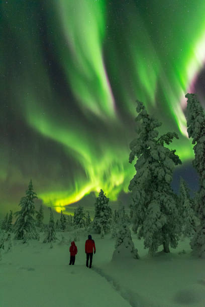 dois homens olhando para a aurora boreal - rear view winter blizzard nordic countries - fotografias e filmes do acervo