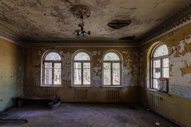 istock Old forgotten abandoned house interior 1466716428