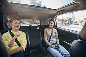 zwei-frauen-fahren-in-einem-taxi.jpg?b=1&s=170x170&k=20&c=2uTz0i797iSjiAkbndCYD7SuDO10enmFP7ci3GlsmZI=
