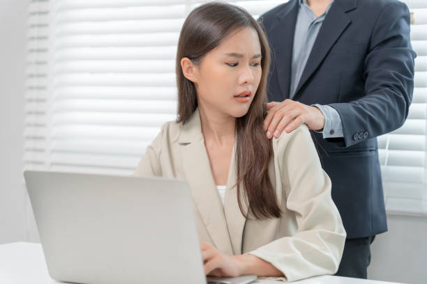 un homme d’affaires a harcelé sexuellement une collègue en lui touchant l’épaule. harcèlement sexuel au pouvoir. les femmes se sentent anxieuses et stressées d’être harcelées. moleste, voies de fait, inapproprié, discrimination - molest photos et images de collection