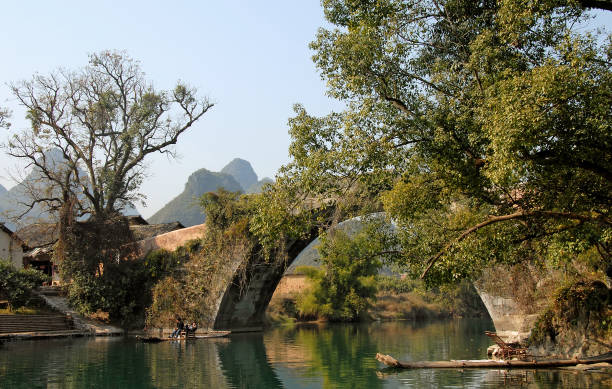 die yulong-brücke in der nähe von yangshuo, china - bridge beauty in nature travel destinations yangshuo stock-fotos und bilder