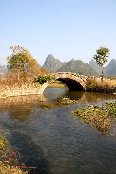 un antico ponte di pietra vicino a yangshuo, cina - bridge beauty in nature travel destinations yangshuo foto e immagini stock