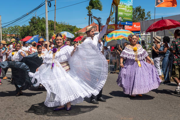 1000 polleras parade, known as the 'desfile de las mill polleras' in las tablas, panama. - parade music music festival town fotografías e imágenes de stock