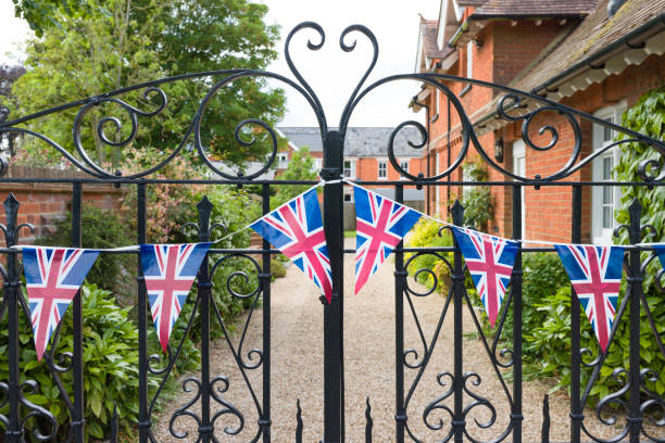 영국 시골집 밖의 문에 멧새를 멧새는 유니언 잭 - british flag bunting flag english culture 뉴스 사진 이미지