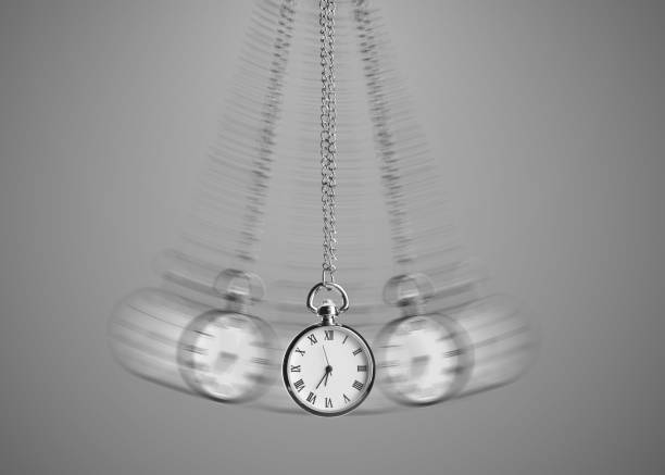 seduta di ipnosi. orologio da tasca vintage con catena oscillante su sfondo grigio, effetto movimento - mentalist foto e immagini stock