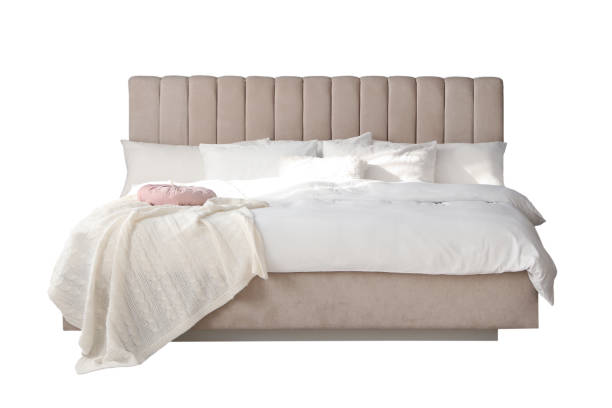 elegante letto accogliente con testiera, coperta e cuscini su sfondo bianco - headboard foto e immagini stock