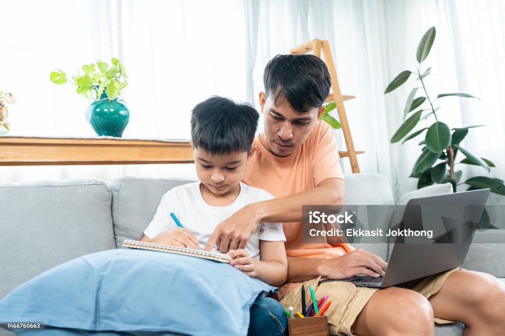 Gdy Piotrek Intensywnie Używa Laptopa Baterii Starcza