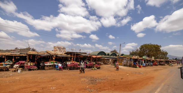 marktstände in einer reihe am straßenrand gegen den himmel in kenia - country market stock-fotos und bilder