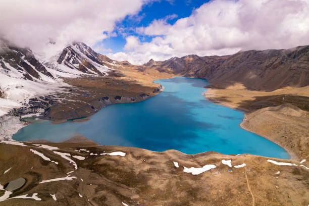 vista panorâmica do lago tilicho em meio às montanhas do himalaia - himalayas mountain aerial view mountain peak - fotografias e filmes do acervo