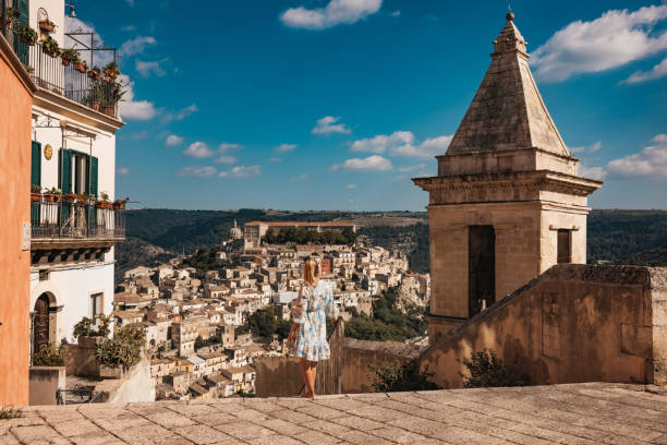 turista caminando por sendero por campanario en día soleado - church day europe italy fotografías e imágenes de stock