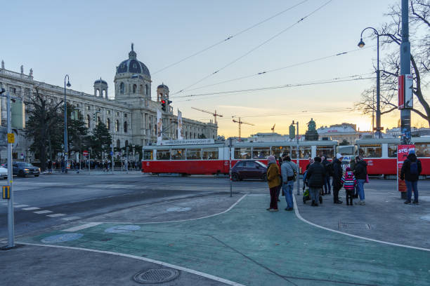 eine straße mit menschen neben einem zug in der stadt wien. - people winter urban scene chair stock-fotos und bilder