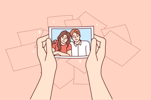 ilustrações, clipart, desenhos animados e ícones de foto com casal abraçando homem e mulher nas mãos de menina experimentando nostalgia e lembrando o passado - irmão