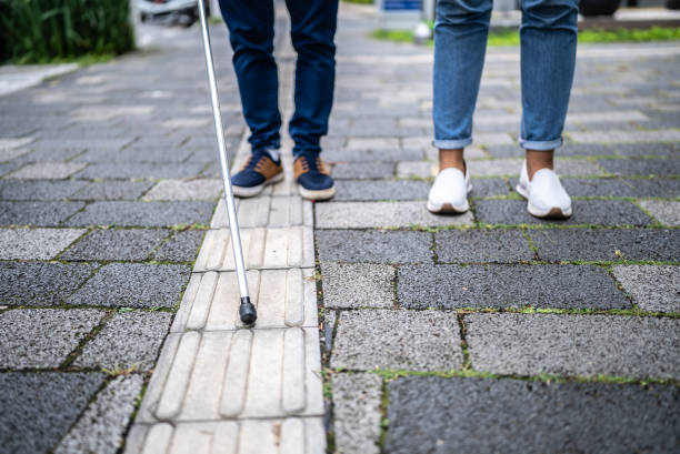 sección baja de persona con discapacidad visual caminando en la calle - sidewalk walking human foot city fotografías e imágenes de stock