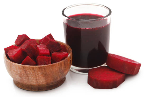 betterave avec jus dans un verre - beet common beet isolated sugar beet photos et images de collection