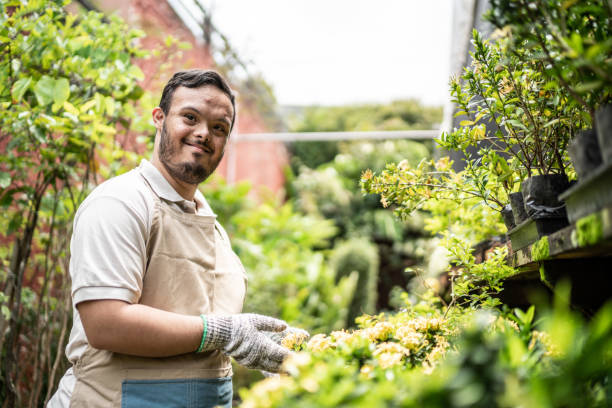 retrato de jovens botânicos com necessidades especiais cuidando de plantas em um centro de jardim - florist flower market flower store - fotografias e filmes do acervo