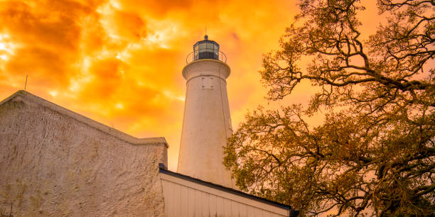 farol de st marks com céu dourado e nuvens no refúgio nacional de vida selvagem de st. marks, ao sul de tallahassee, flórida - tower florida protection travel - fotografias e filmes do acervo