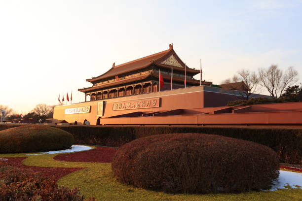 tian 'anmen und huabiao in peking, inschrift-lang lebe die volksrepublik china! es lebe die solidarität der völker der welt! - column china history beijing stock-fotos und bilder