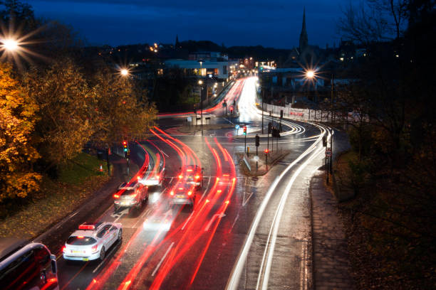 paisagem urbana de durham à noite com trilhas de tráfego e luz de carro na estrada - uk tree city bridge - fotografias e filmes do acervo