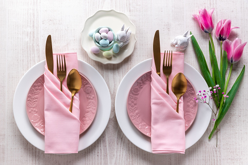 Chinese table setting：Spoon and chopsticks, empty plate.