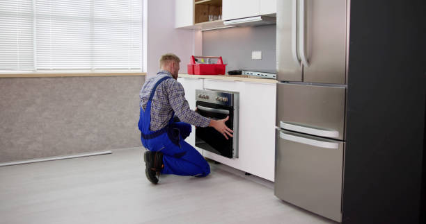 istock Oven Repair Technician. Appliance Maintenance Service 1466896252