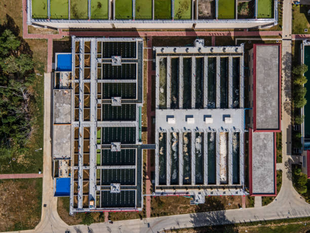 réservoir carré de traitement des eaux usées de la station d’épuration - wastewater water sewage treatment plant garbage photos et images de collection