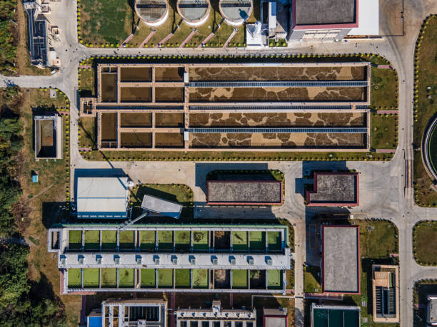 photo aérienne de la station d’épuration - wastewater water sewage treatment plant garbage photos et images de collection