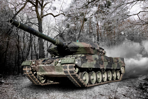 moderner panzer leopard 2 - military land vehicle armored vehicle tank war stock-fotos und bilder
